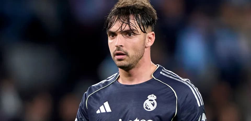 Portero de Real Madrid en acción durante el partido