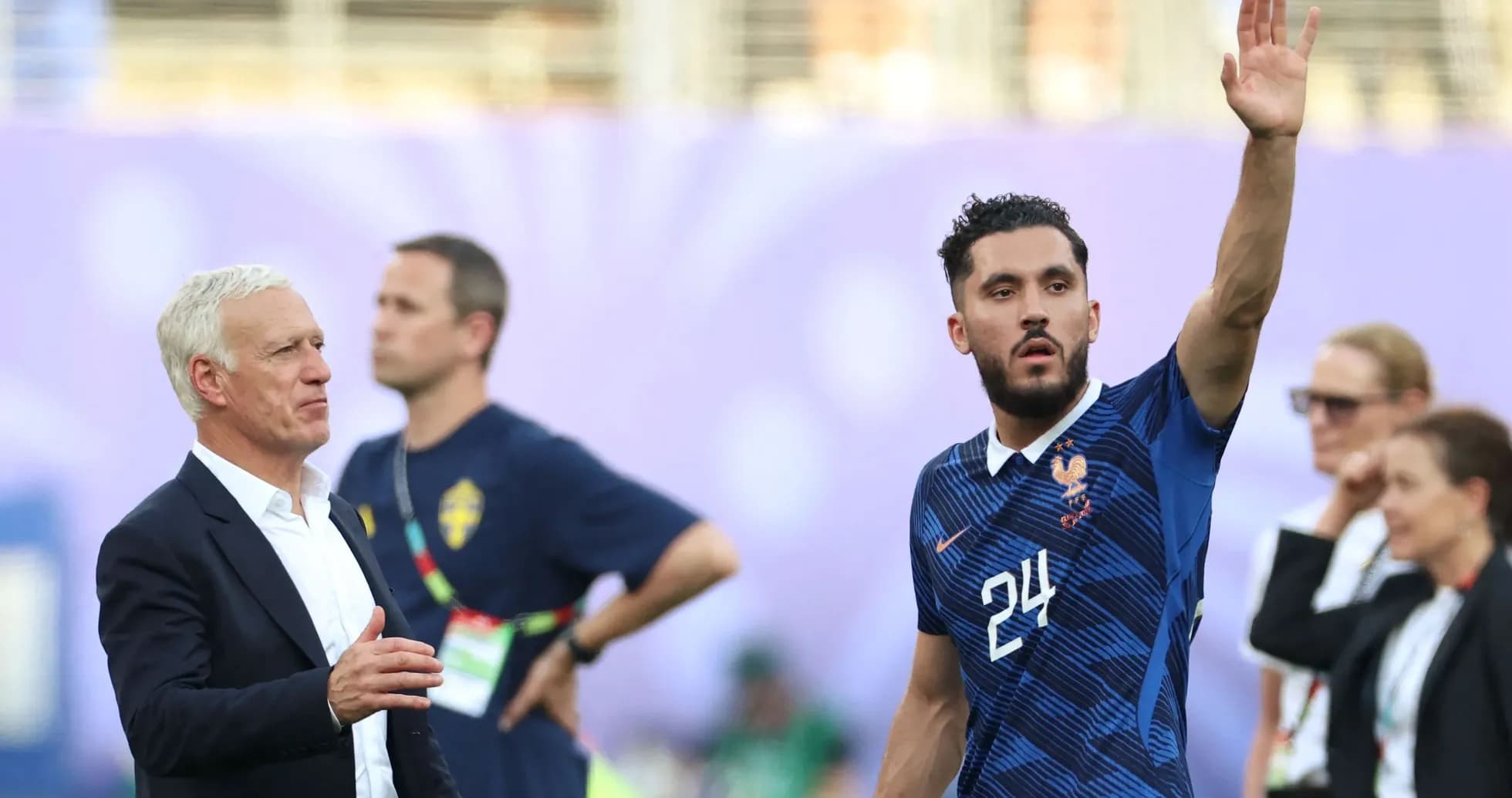 Jugador de Francia saludando desde el campo