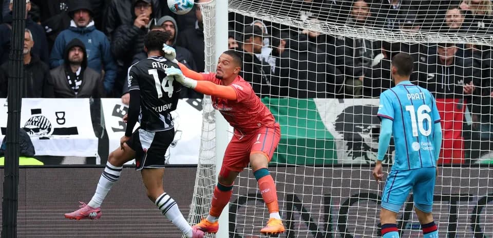 Portero despejando balón en partido de fútbol
