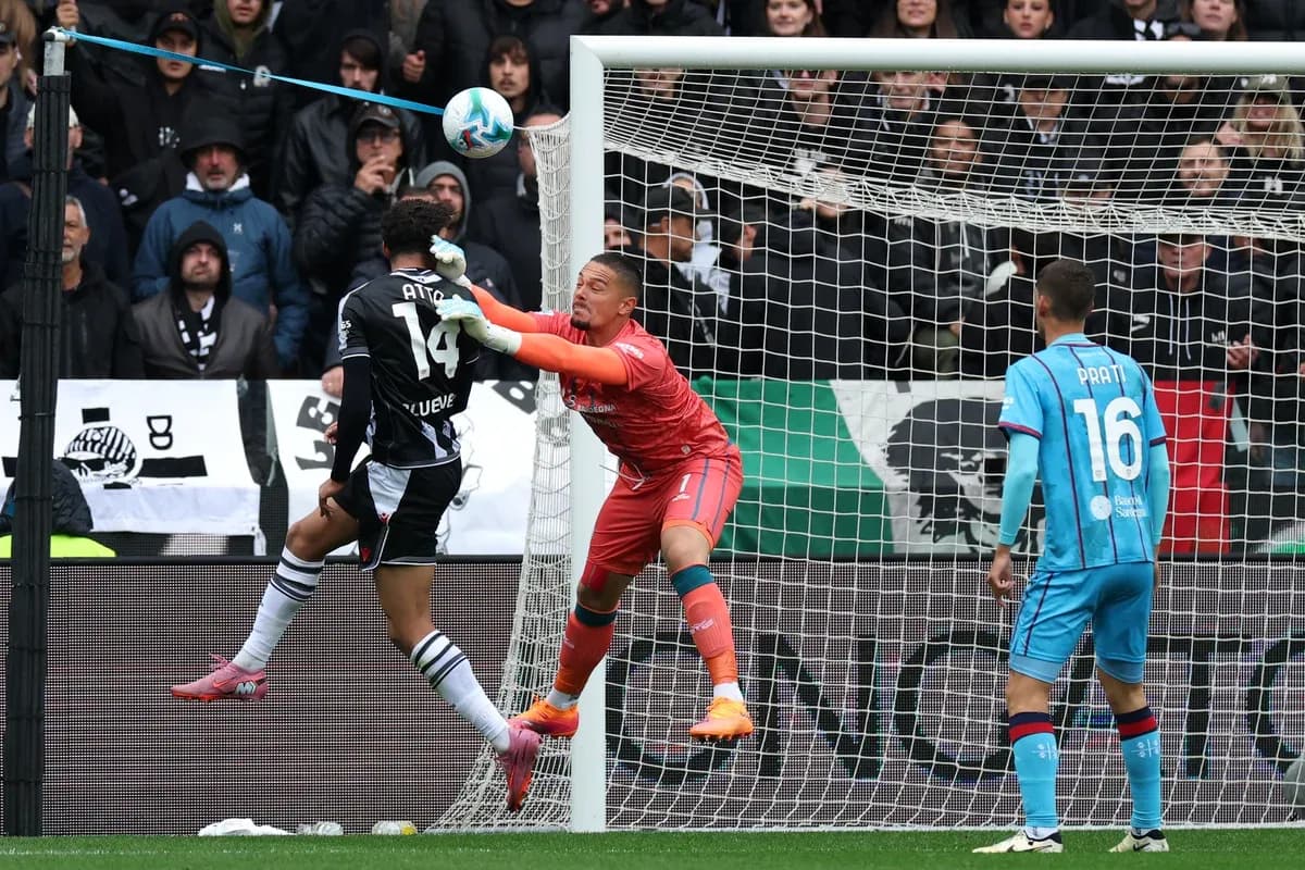 Portero despejando balón en partido de fútbol