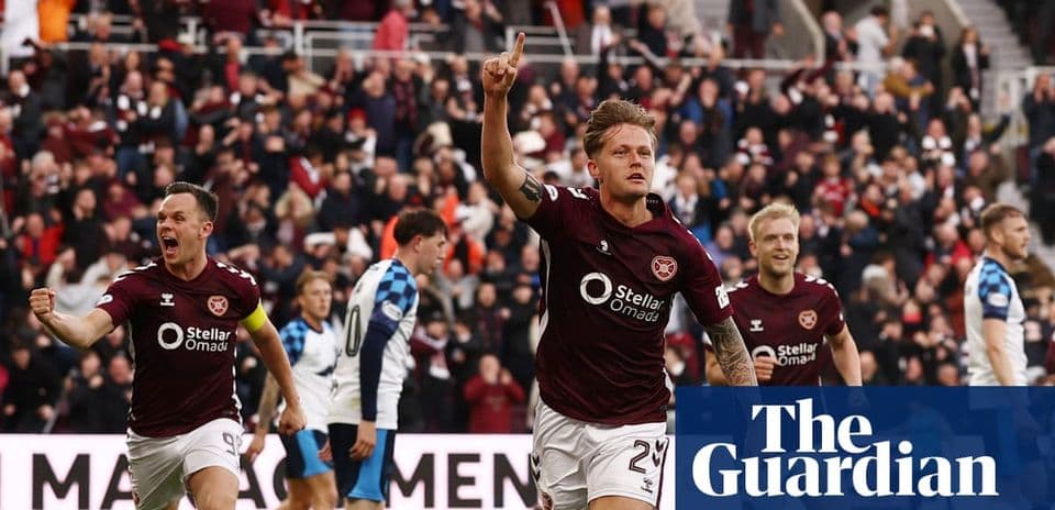 Jugador de Hearts celebrando un gol con aficionados
