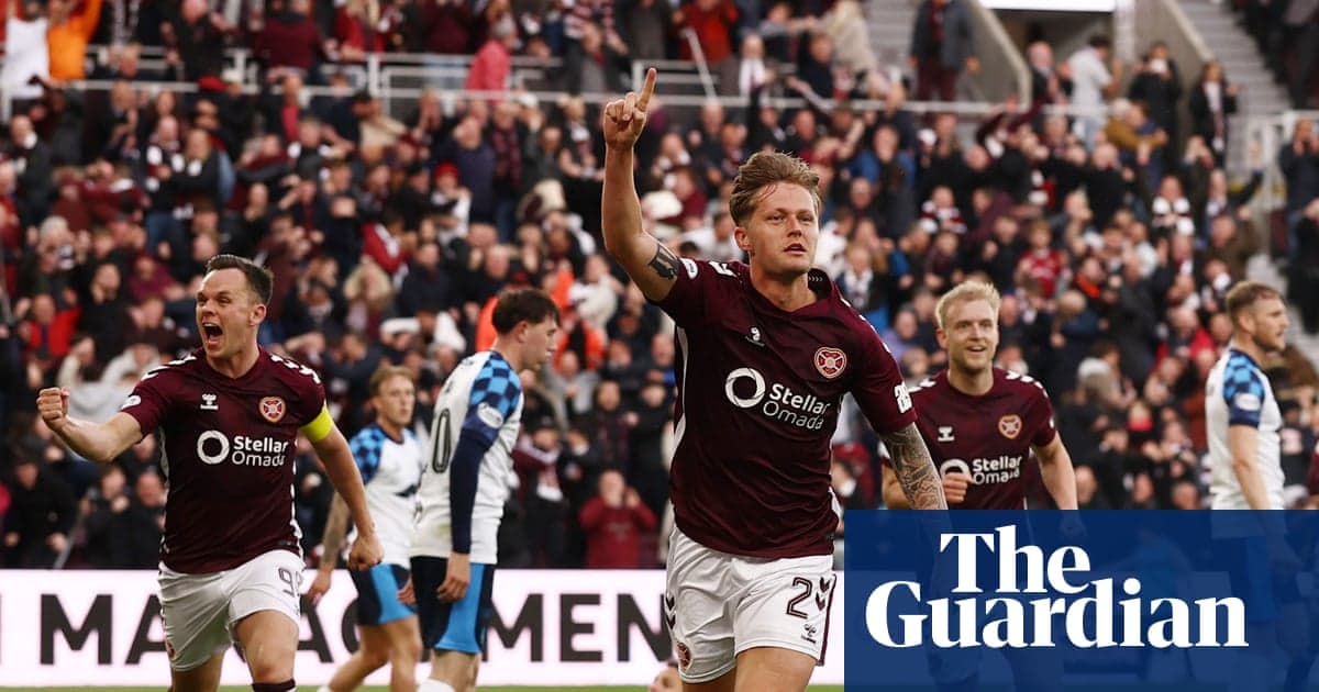 Jugador de Hearts celebrando un gol con aficionados