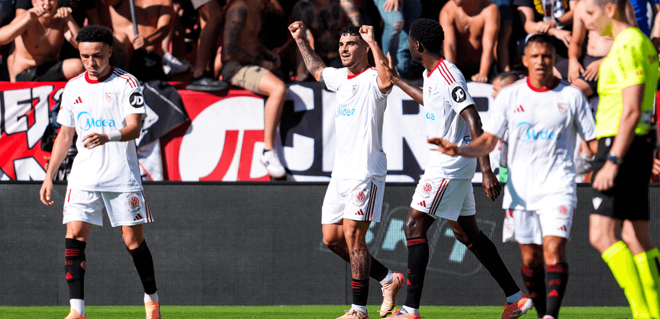 Jugadores de Sevilla celebrando un gol
