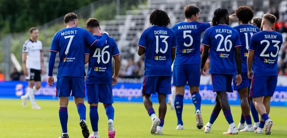 Jugadores en uniforme azul celebrando un gol