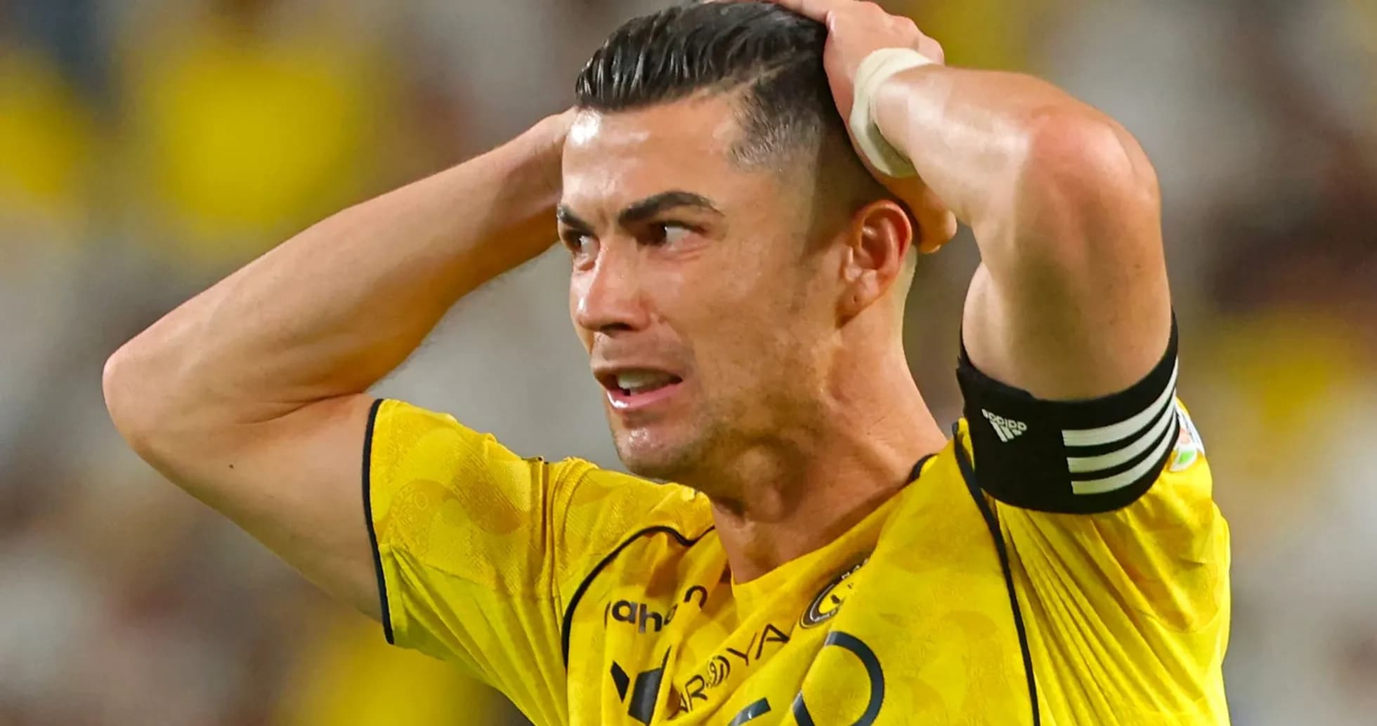 Jugador con camiseta amarilla se agarra la cabeza