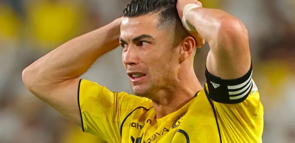 Jugador con camiseta amarilla se agarra la cabeza