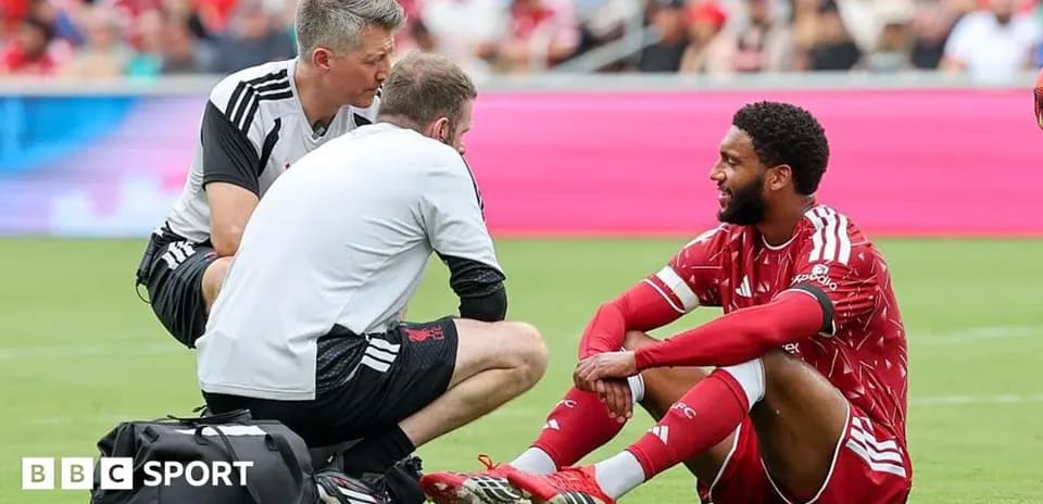 Jugador recibiendo atención médica en el campo