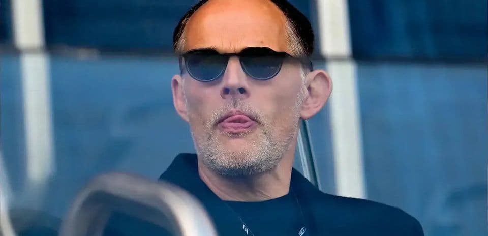Hombre con gafas oscuras en un palco