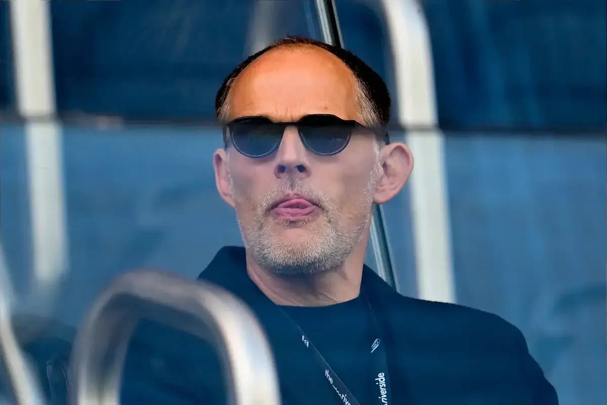 Hombre con gafas oscuras en un palco