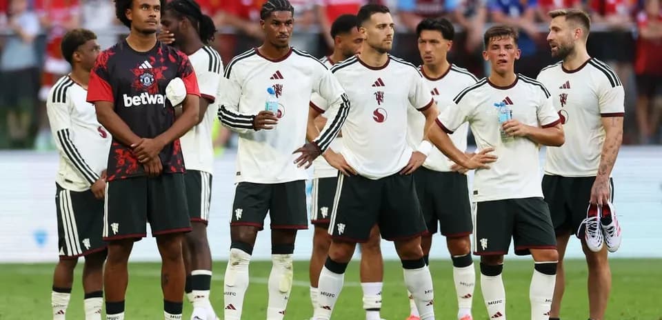 Jugadores de equipo en espera durante el partido
