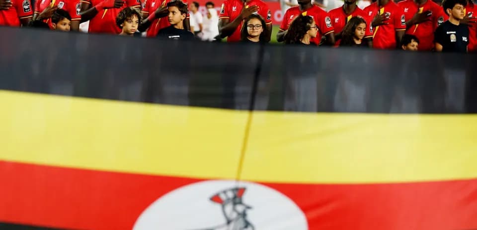 Jugadores de Uganda con bandera durante el himno nacional