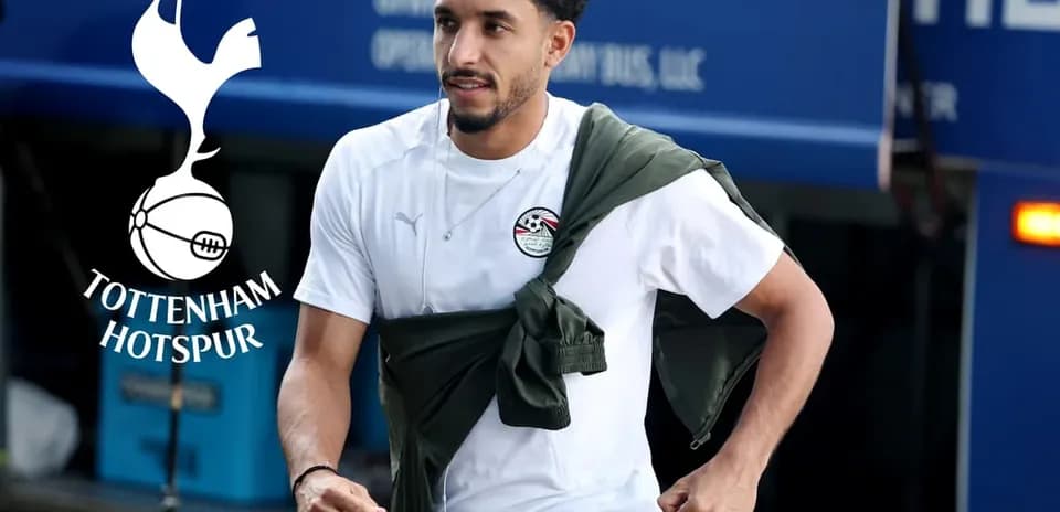 Jugador saliendo de un autobús de Tottenham Hotspur