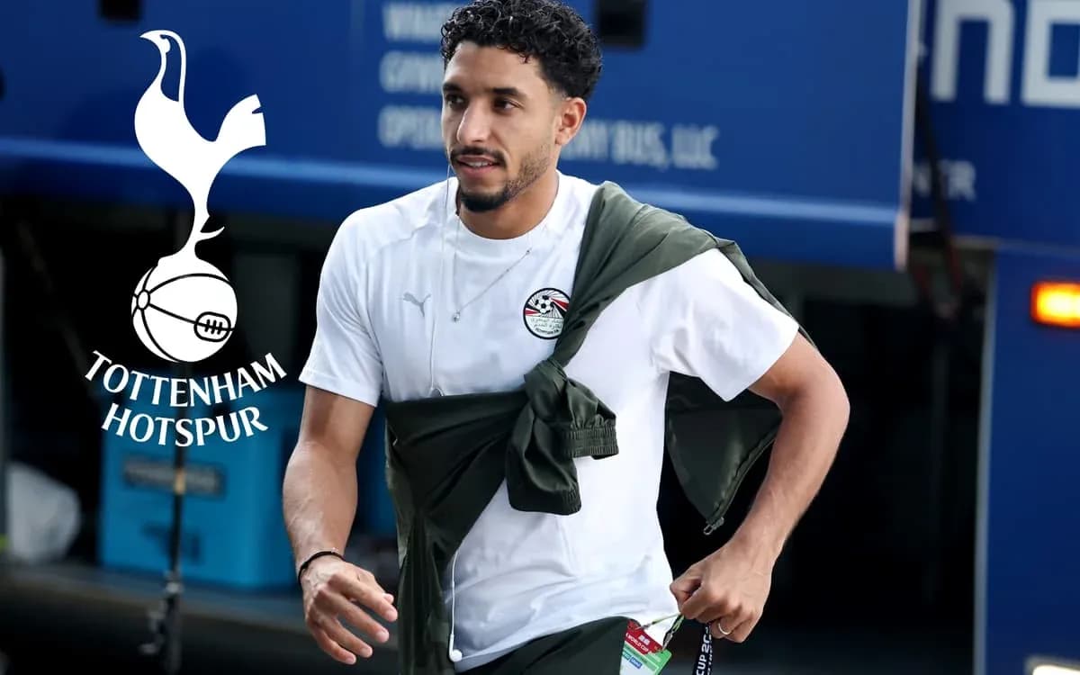 Jugador saliendo de un autobús de Tottenham Hotspur