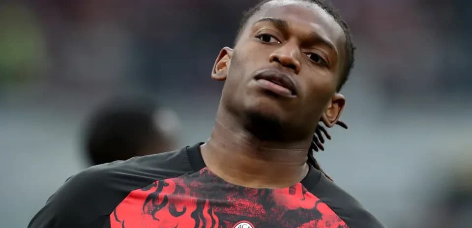 Jugador de AC Milan en calentamiento previo al partido