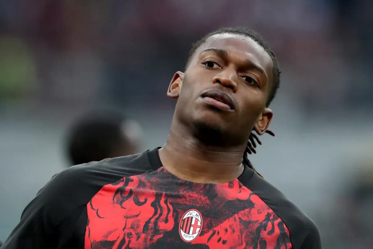 Jugador de AC Milan en calentamiento previo al partido