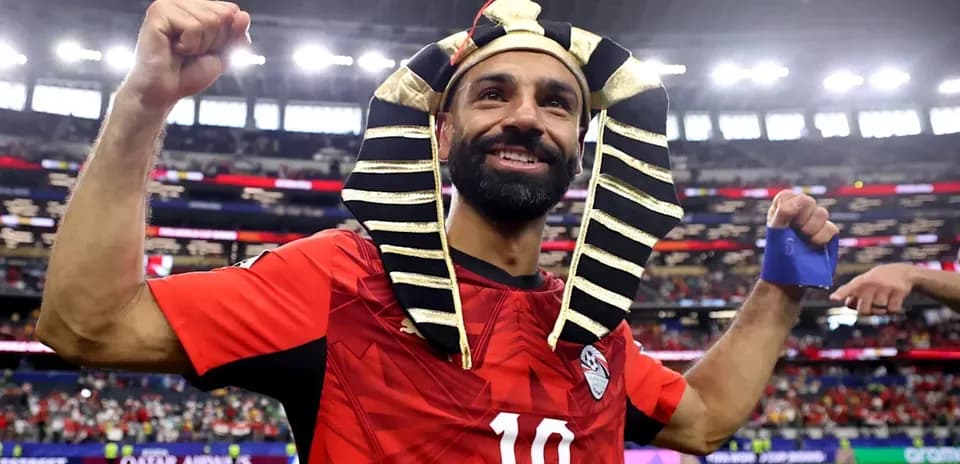 Jugador de Egipto celebrando con tocado de faraón