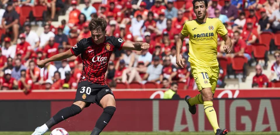 Jugador de Mallorca disparando durante el partido
