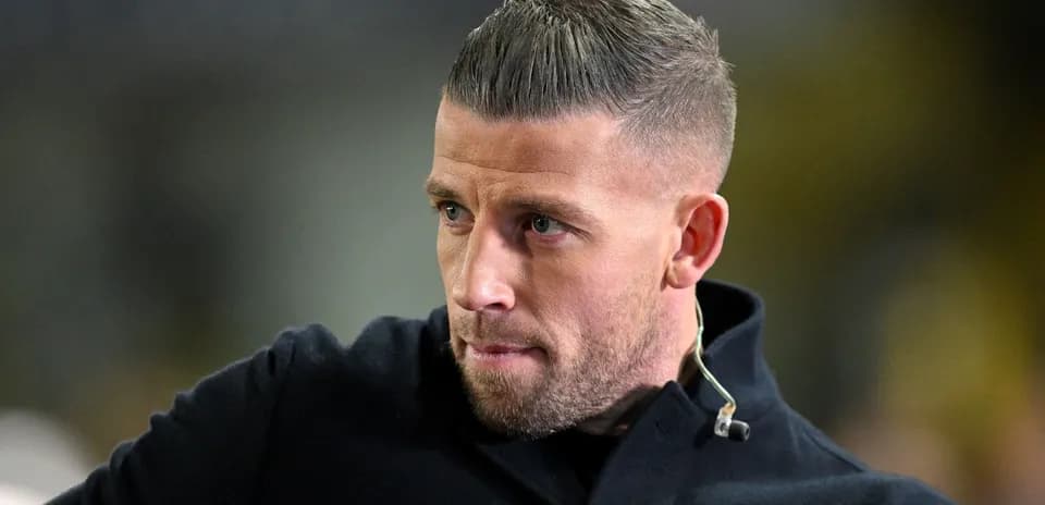 Jugador observando desde el banquillo durante el partido