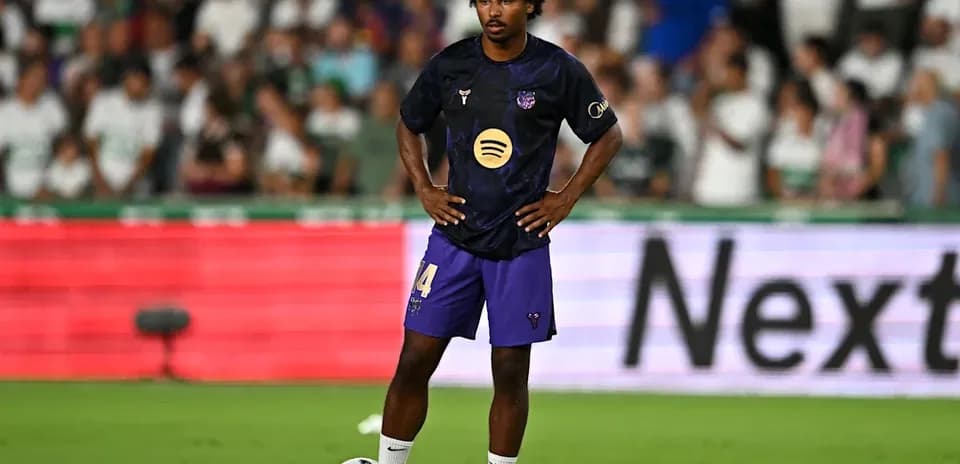 Jugador esperando el tiro libre en el campo