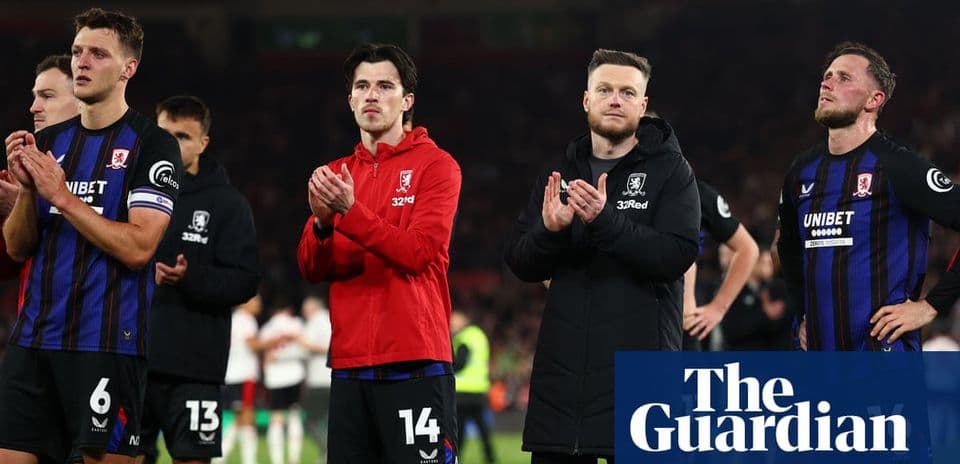 Jugadores y entrenador de Middlesbrough aplaudiendo tras el partido