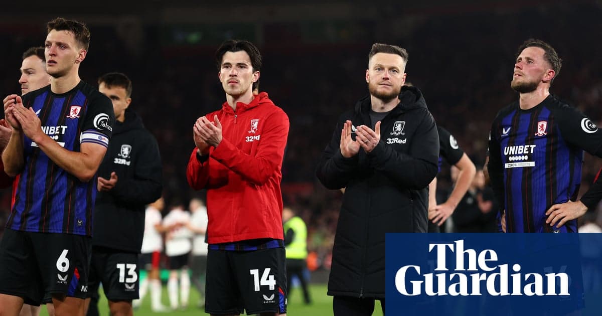 Jugadores y entrenador de Middlesbrough aplaudiendo tras el partido