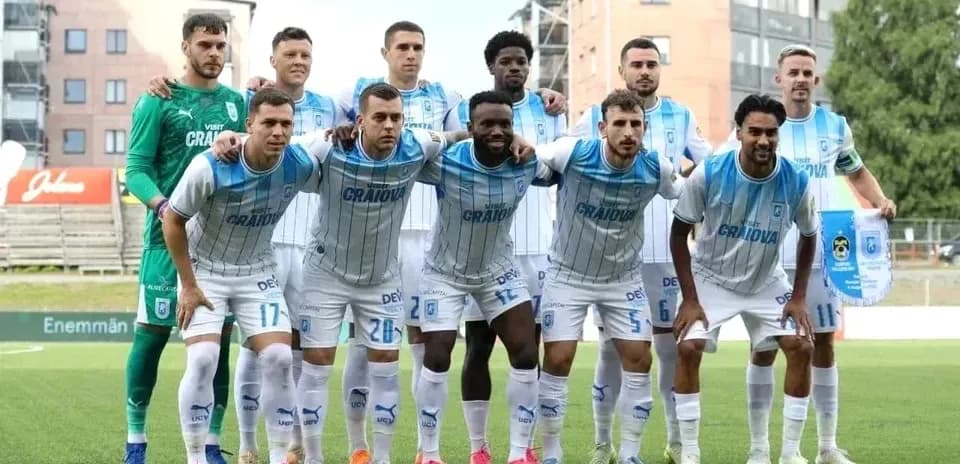 Equipo de Universitatea Craiova posando en el campo