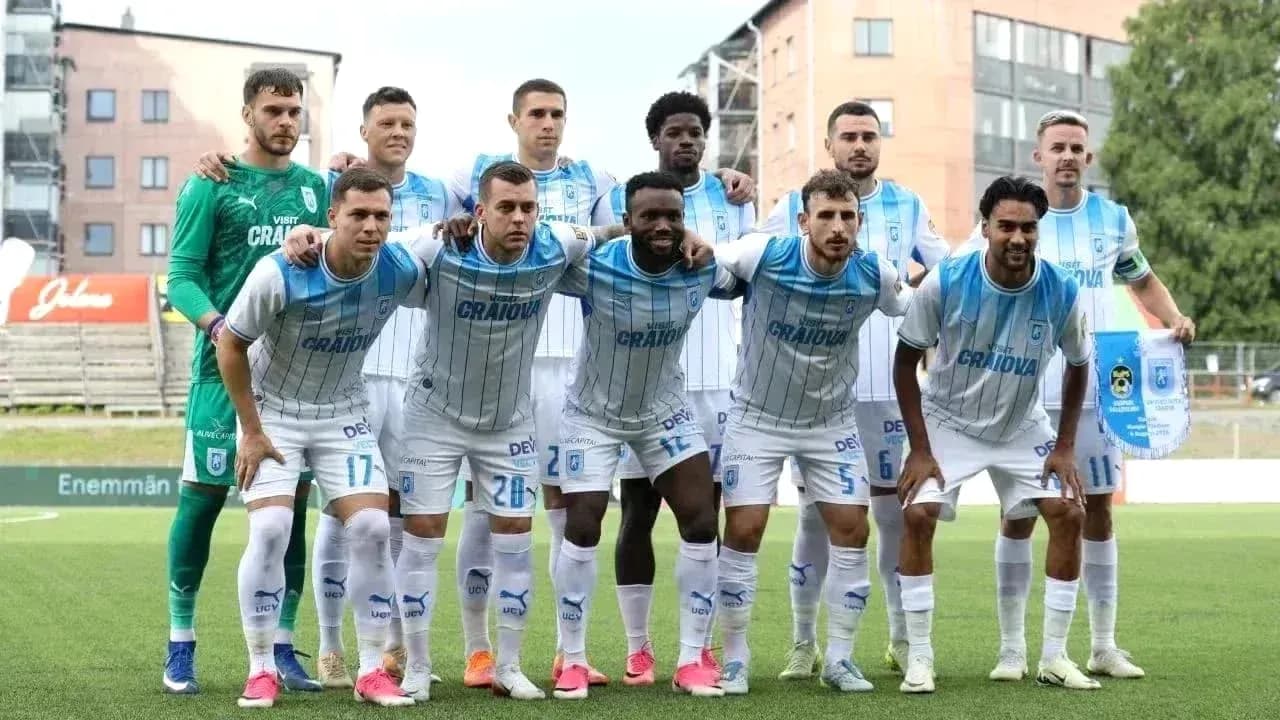 Equipo de Universitatea Craiova posando en el campo