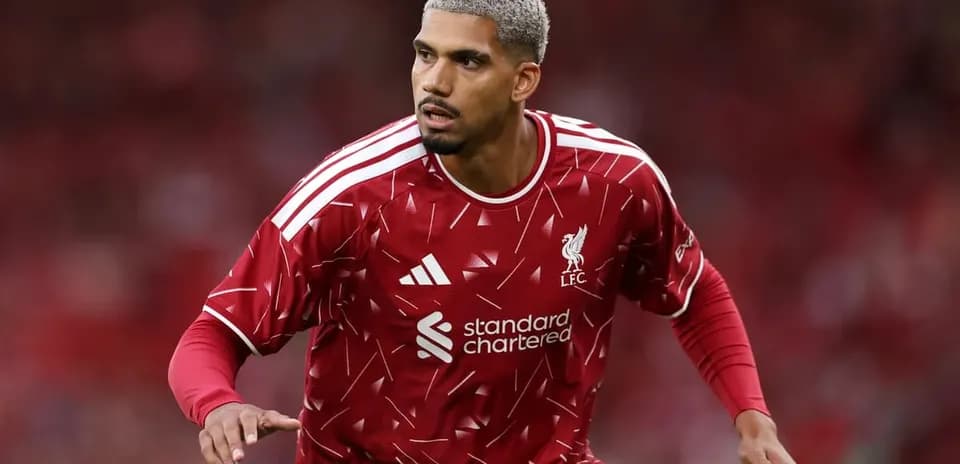 Jugador de Liverpool en acción durante un partido
