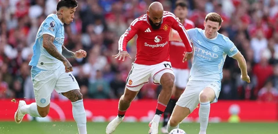 Jugador de Manchester United en acción contra Manchester City