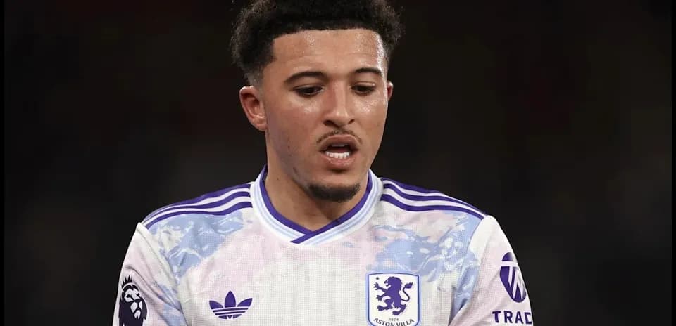 Jugador de Aston Villa en acción durante el partido