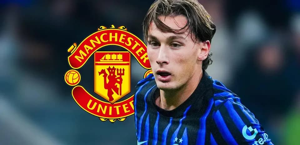 Jugador de fútbol corriendo con el logo de Manchester United