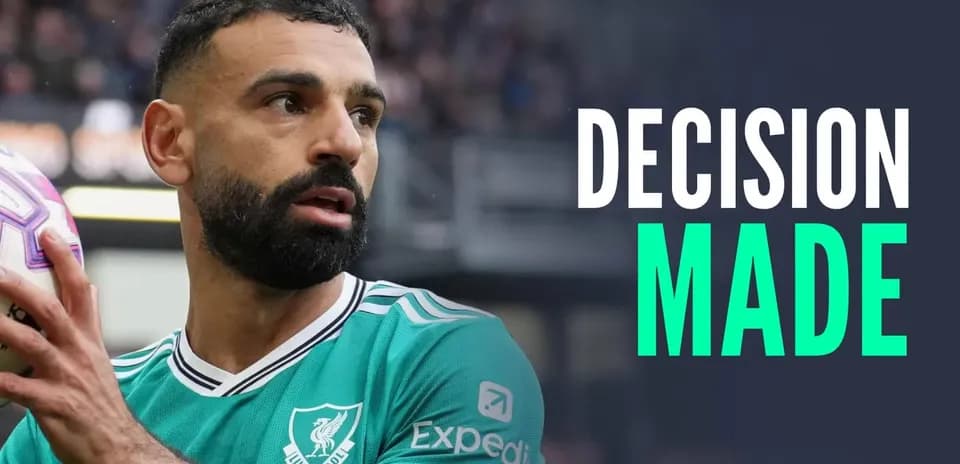 Mohamed Salah sosteniendo el balón durante un partido