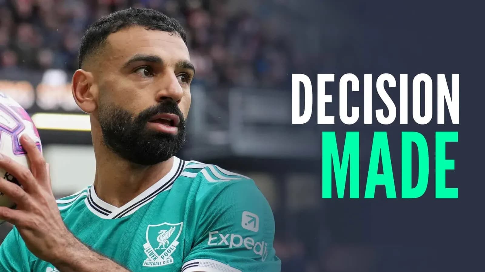 Mohamed Salah sosteniendo el balón durante un partido