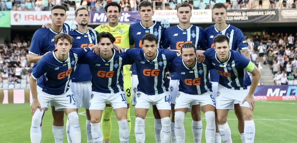 Equipo de Dynamo Kyiv posando para foto