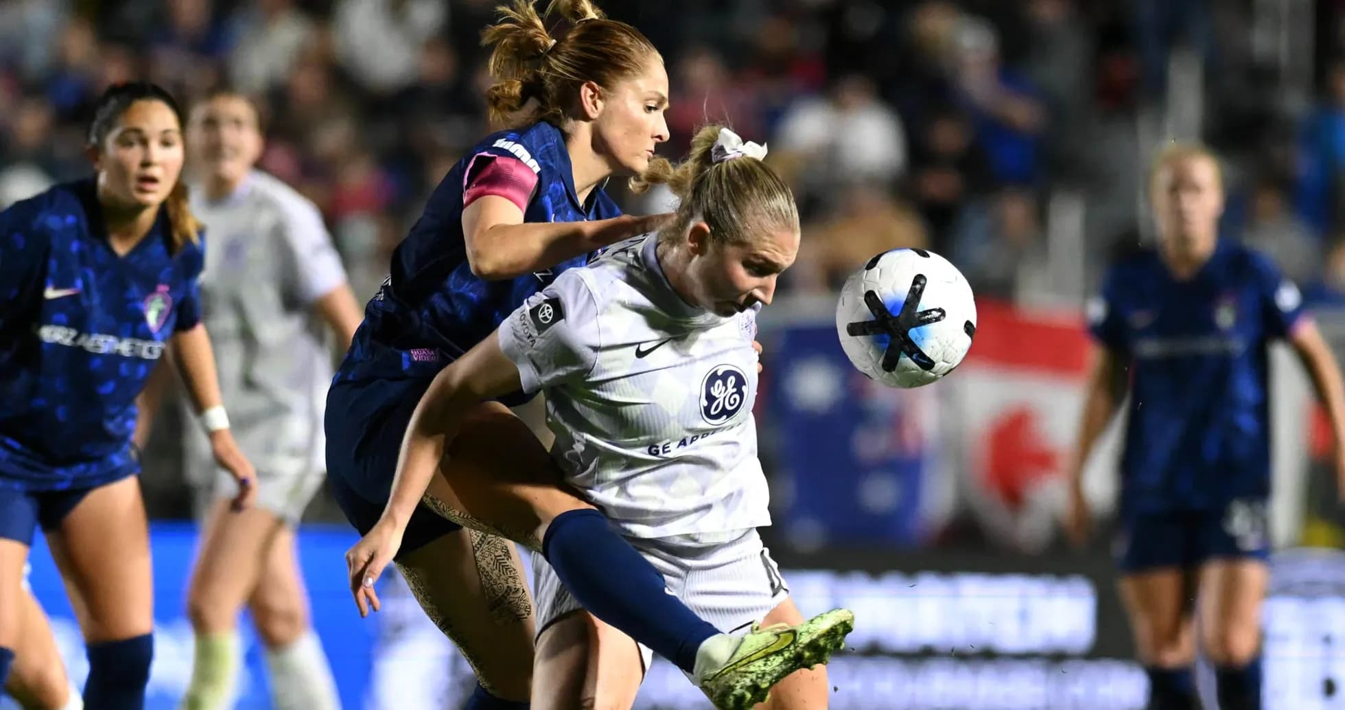 Jugadora de Racing Louisville en acción contra North Carolina