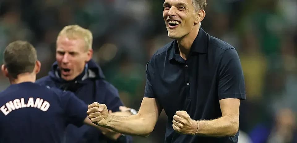 Entrenador celebrando con su equipo en el campo