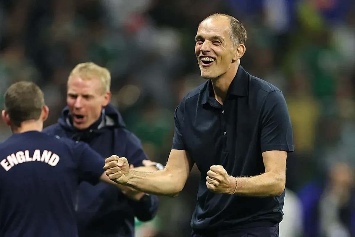 Entrenador celebrando con su equipo en el campo