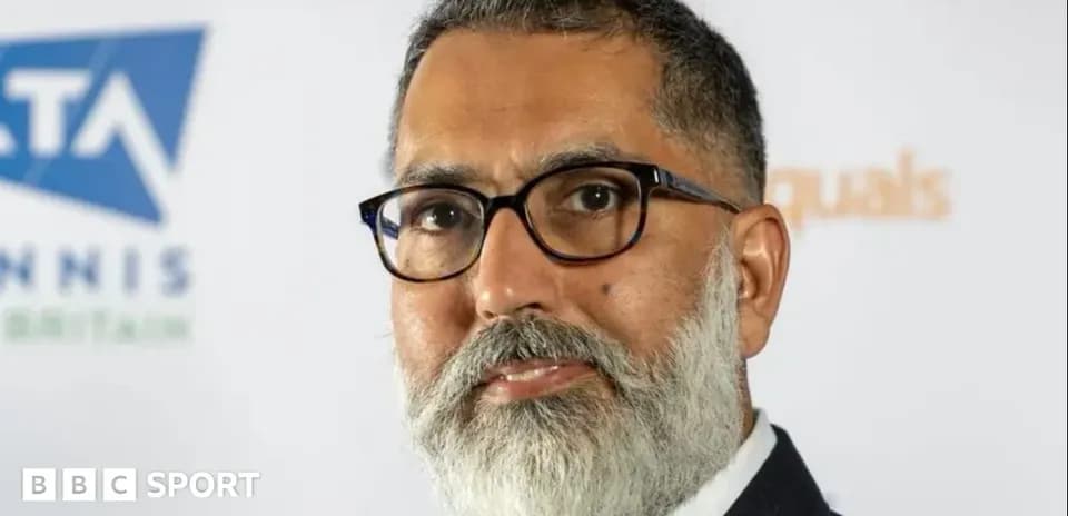 Persona con barba y gafas en evento de tenis