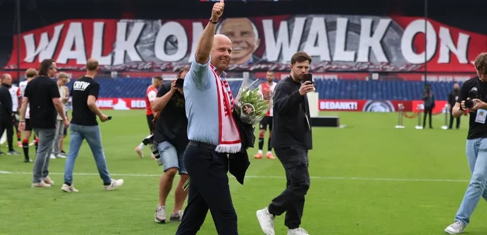 Entrenador saludando con ramo de flores en el campo