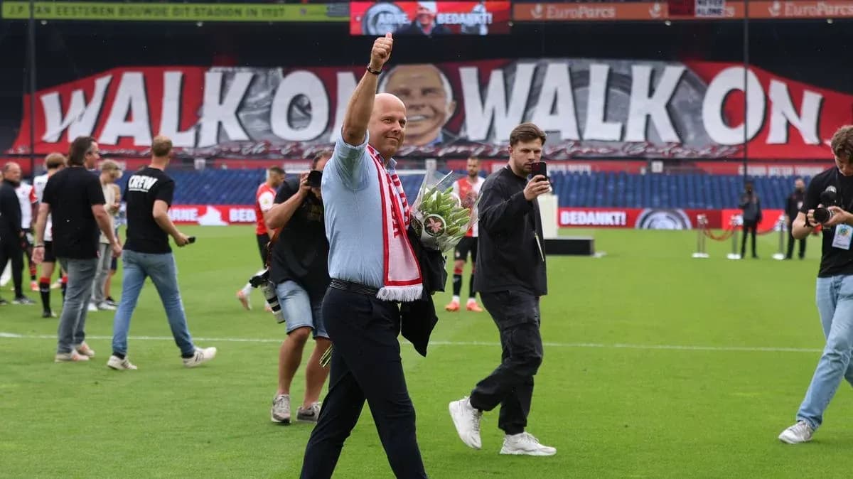 Entrenador saludando con ramo de flores en el campo