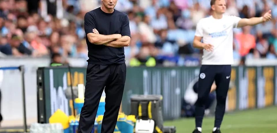Entrenador observando el partido desde la línea lateral