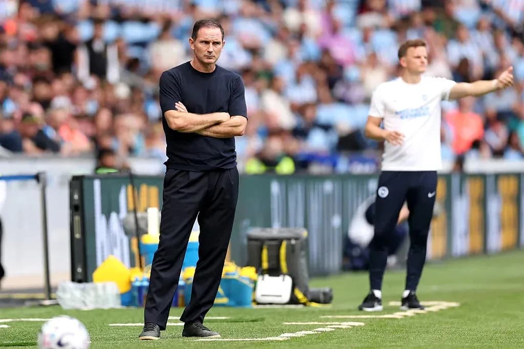 Entrenador observando el partido desde la línea lateral