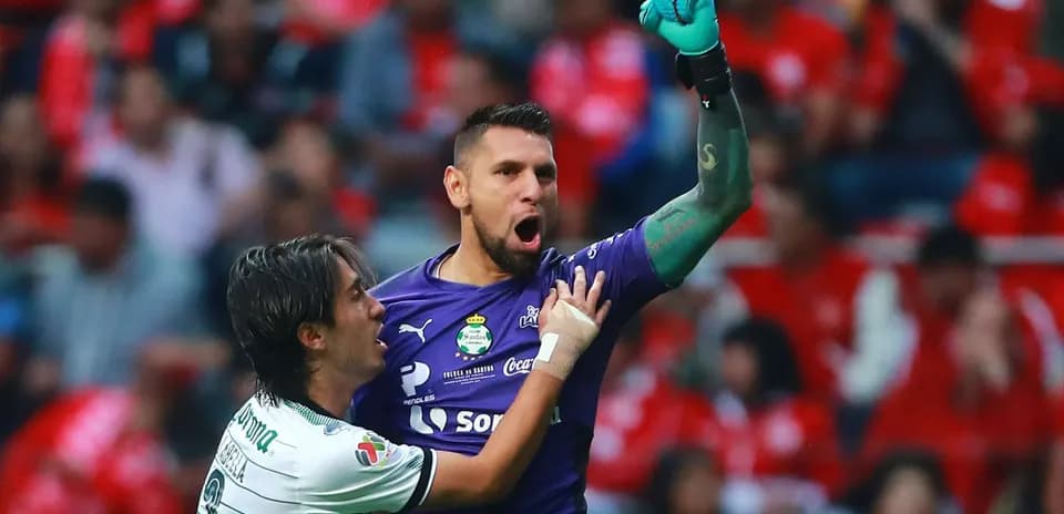 Portero de Santos Laguna celebrando una atajada
