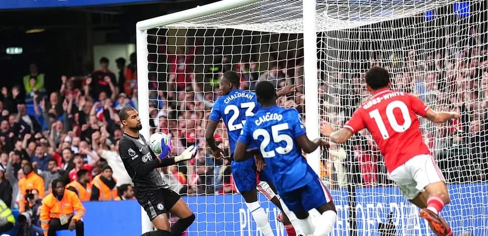Chelsea defend un tiro de Nottingham Forest