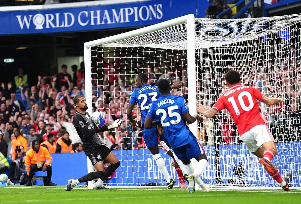 Chelsea defend un tiro de Nottingham Forest