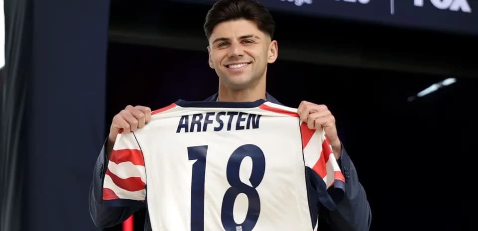 Jugador mostrando camiseta con el número 18