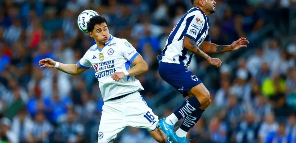Acción entre Monterrey y Cruz Azul en Liga MX