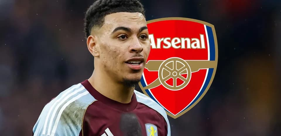 Jugador de Aston Villa con logo de Arsenal de fondo