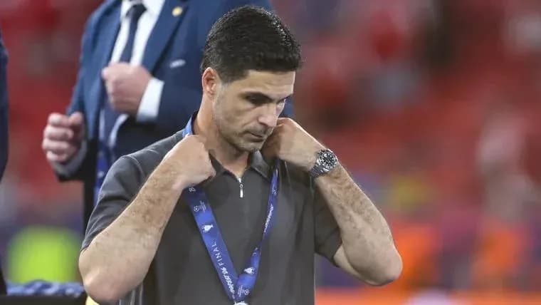 Entrenador ajustándose el cuello en el campo
