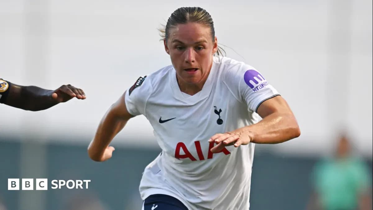 Jugadora del Tottenham corriendo con balón durante el partido